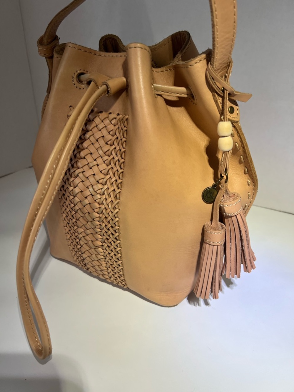 The Sak Beige/Tan Woven Drawstring Bucket Crossbody with Tassel - Picture 3 of 5